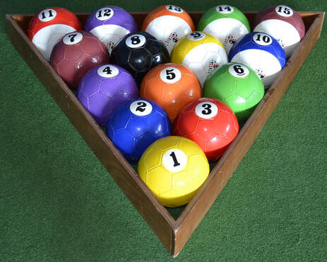 inkl. Holzdreieck - Triangle zum Aufbau der Bälle