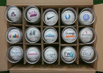 bedruckte weiße Tennisbälle