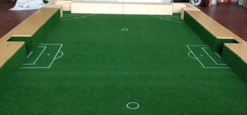 Hochwertiger 10mm Fußball-Kunstrasen mit Drainage-Systeme, optional mit berduckt mit Feldmarkierungen.