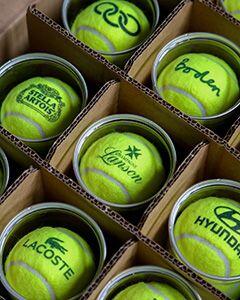 bedruckte gelbe Tennisbälle